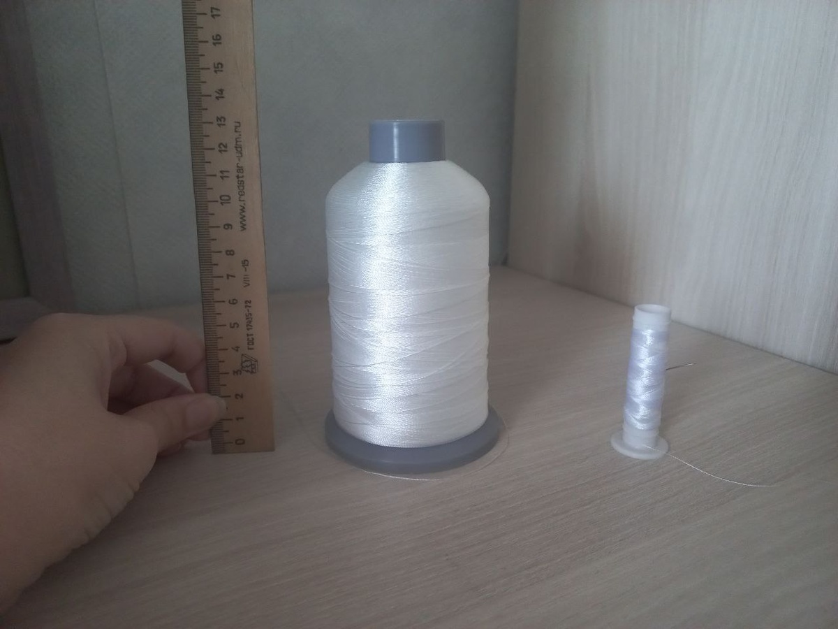 Катушки с нитками: слева - Safira, справа - Титан100