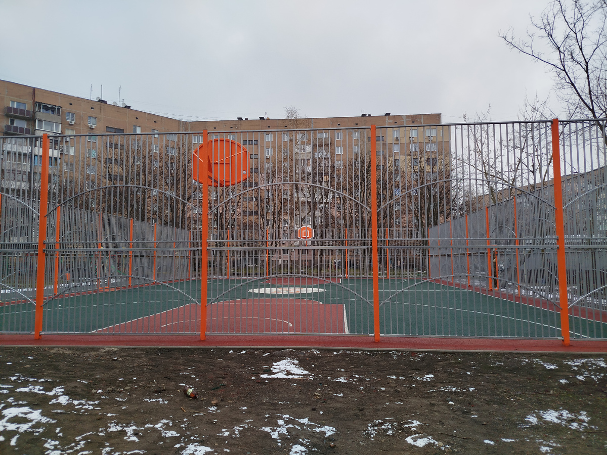 Где-то во дворах на улице Аравийская (Ленинский район) спряталась баскетбольная площадка.