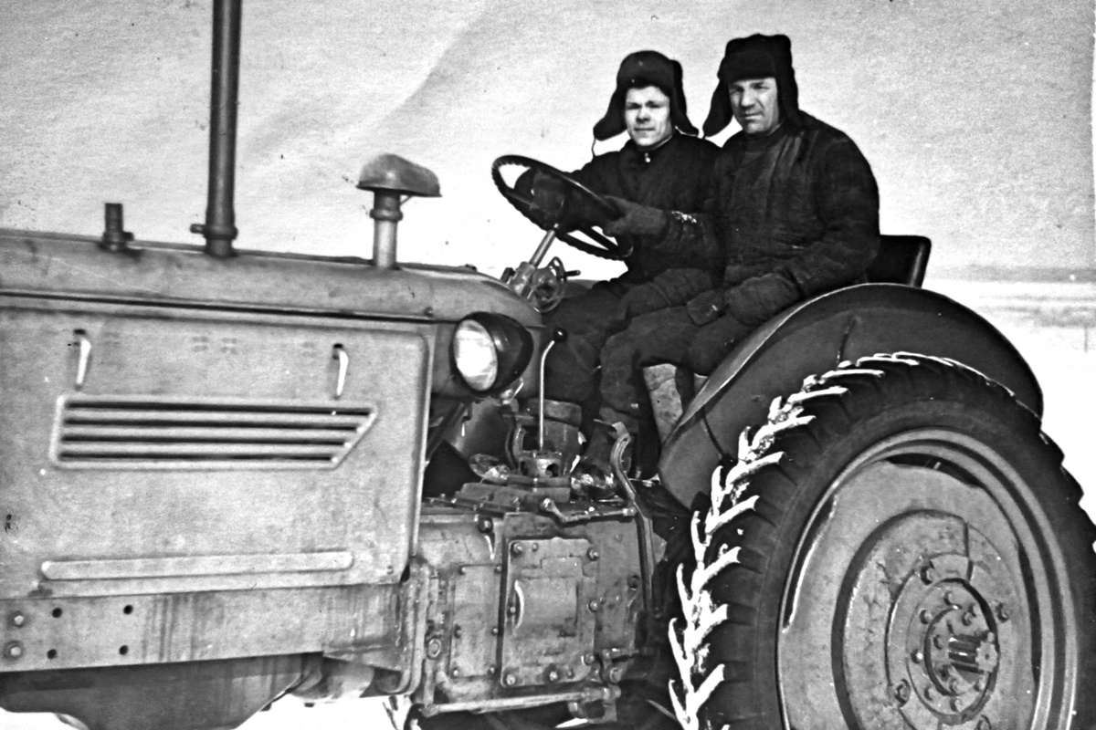 Наш первый деревенский тракторист обучает молодого работника из местной МТС. Фото из личного архива автора.