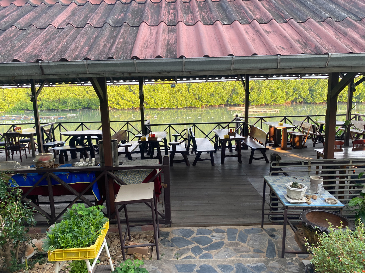 Завтрак проходит на террасе у реки... очень редко, когда бывает более 10 человек одновременно. Чаще вот так - пусто