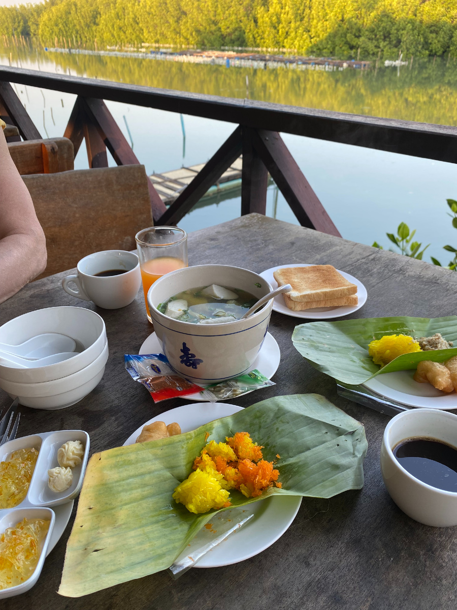 Суп с грибами, сок мандариновый (не разбавленный), вкусняшки в пальмовых листьях (десертики, правда специфические на вкус)