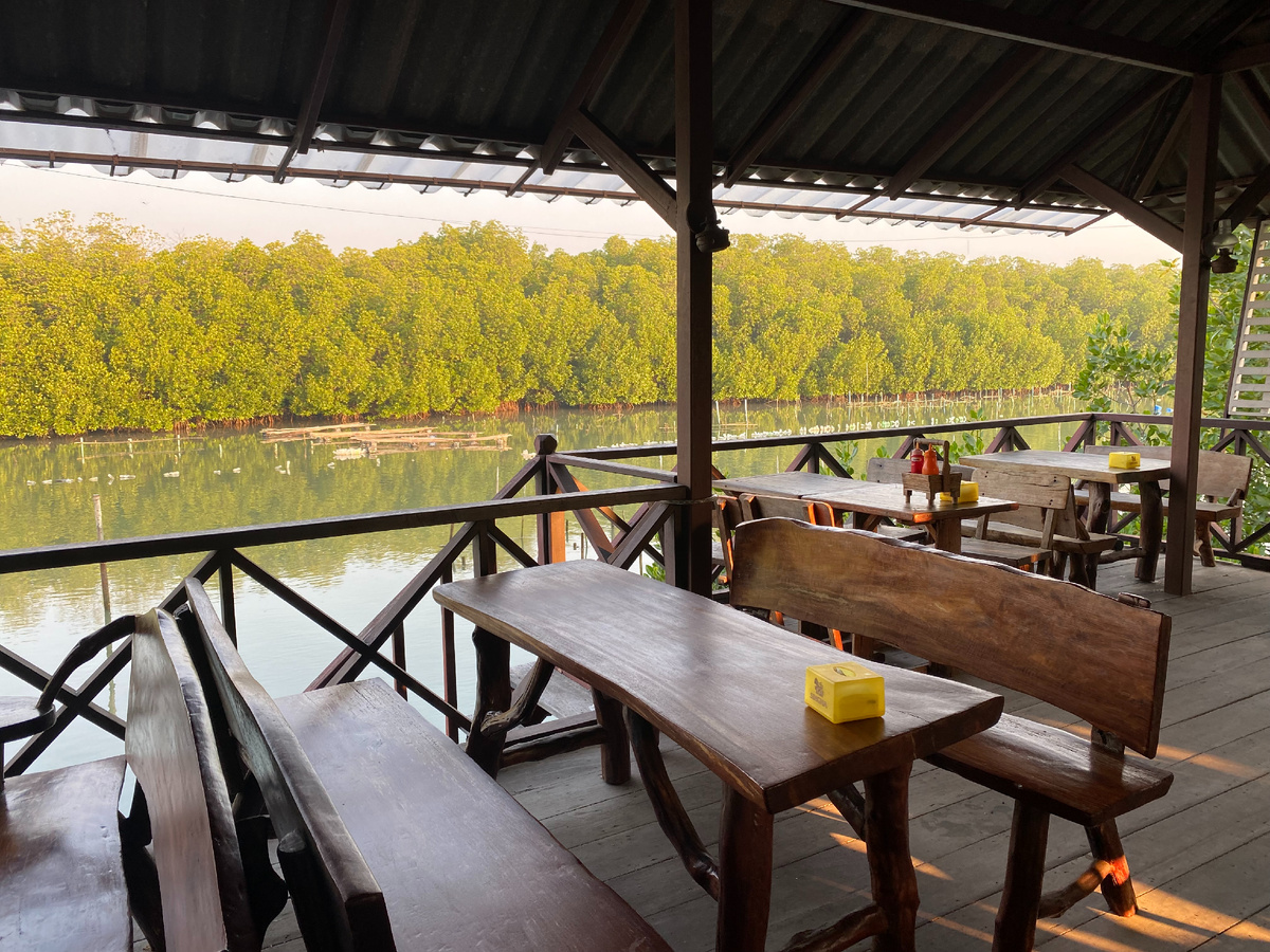 Места много...