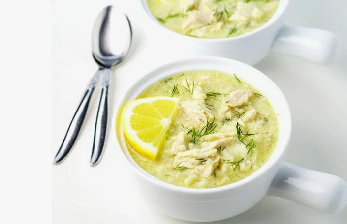 Приготовленный куринный суп с лимоном и имбирем