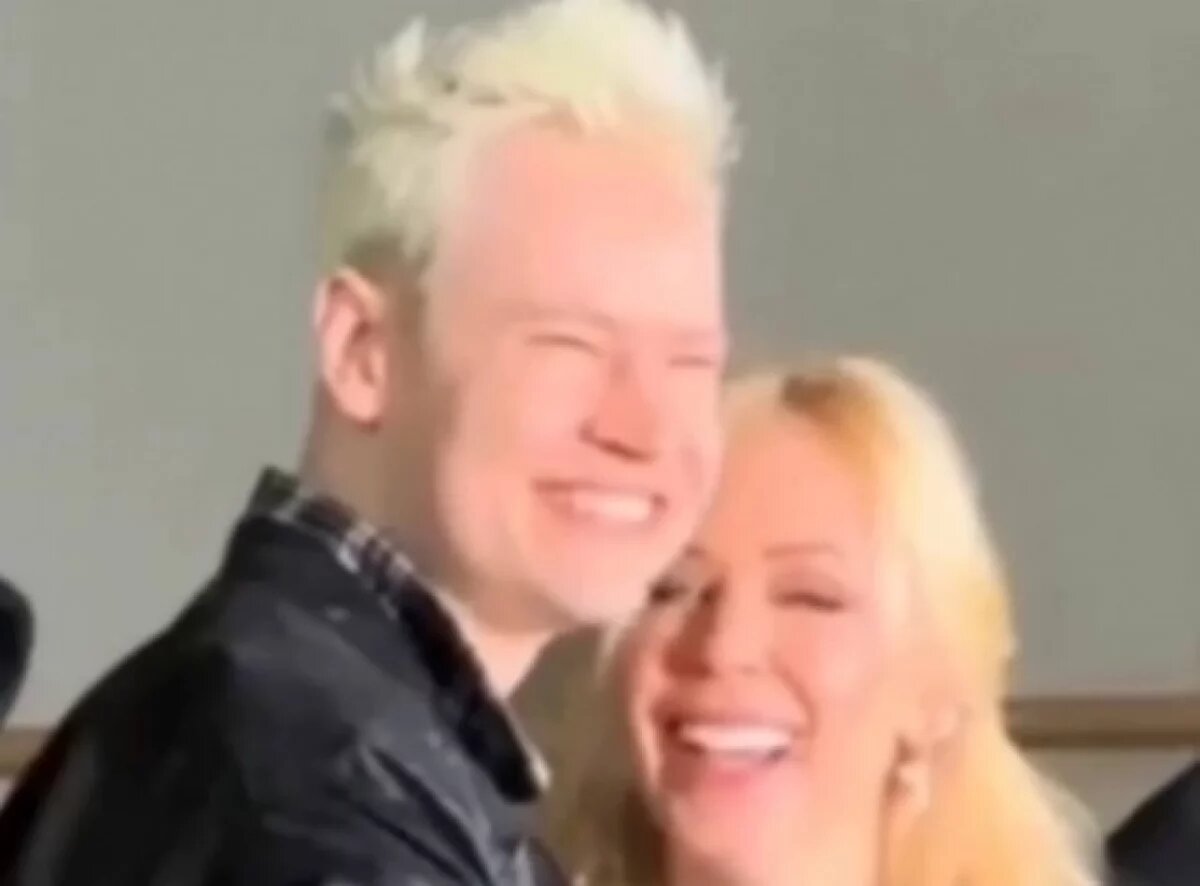    SHAMAN и Мизулина изобразили поцелуй на концерте в школе Москвы