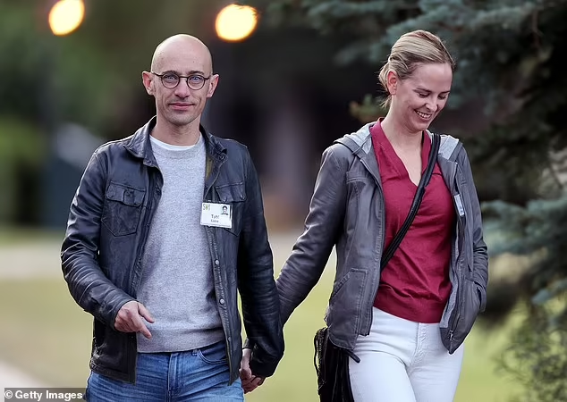 Тоби Лютке — соучредитель Shopify (слева, со своей женой) — сказал, что канадцы хотят, чтобы их правительство выполнило требования Трампа