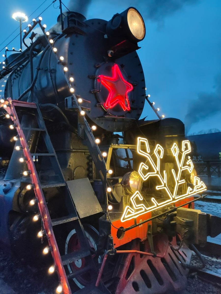 В поезде очень уютно, снаружи с паровозом тоже можно сфотографироваться