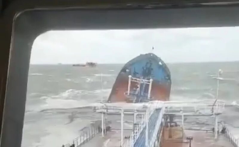 Скрин с видео тонущего танкера "Волгонефть 212".