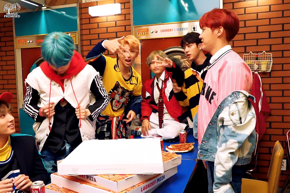 Делят пиццу ...