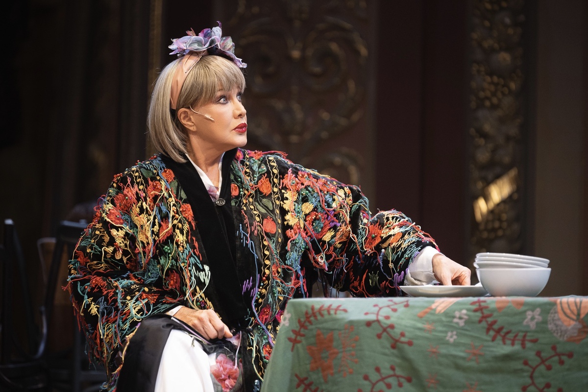 Спектакль "Семейный шкаф и его обитатели" в Театре на Трубной -  о психологии семейных отношений и о том, как воспитание в раннем детстве влияет на нашу взрослую жизнь.