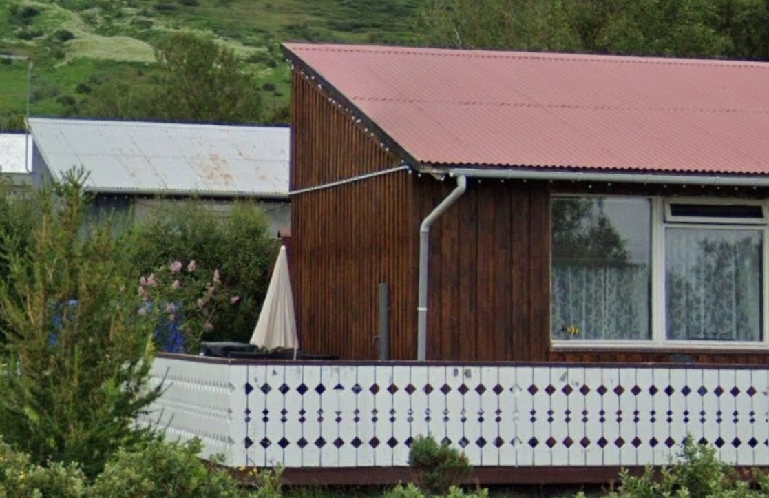 Гирлянда по карнизу крыши