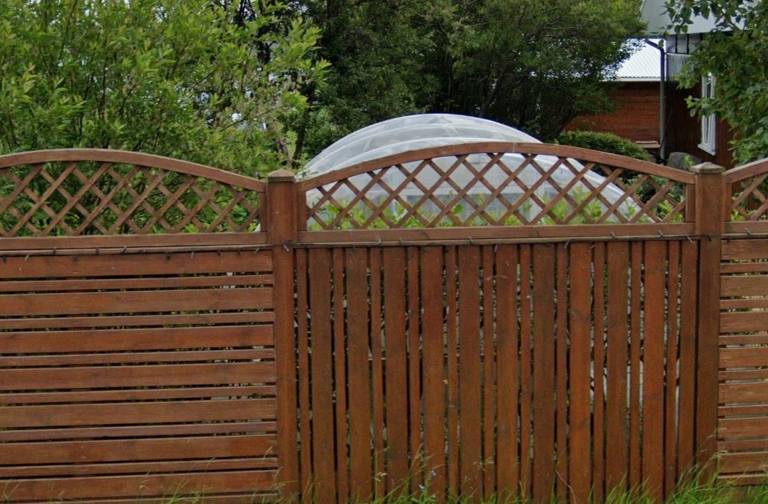 Гирлянда по забору