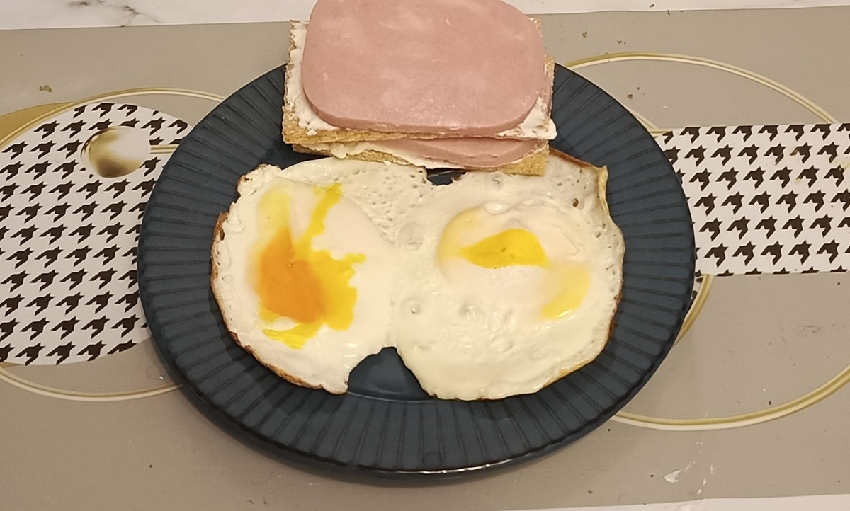 2 яйца. Хлебцы с Рикоттой и ветчиной из индейки. Кофе. ☕