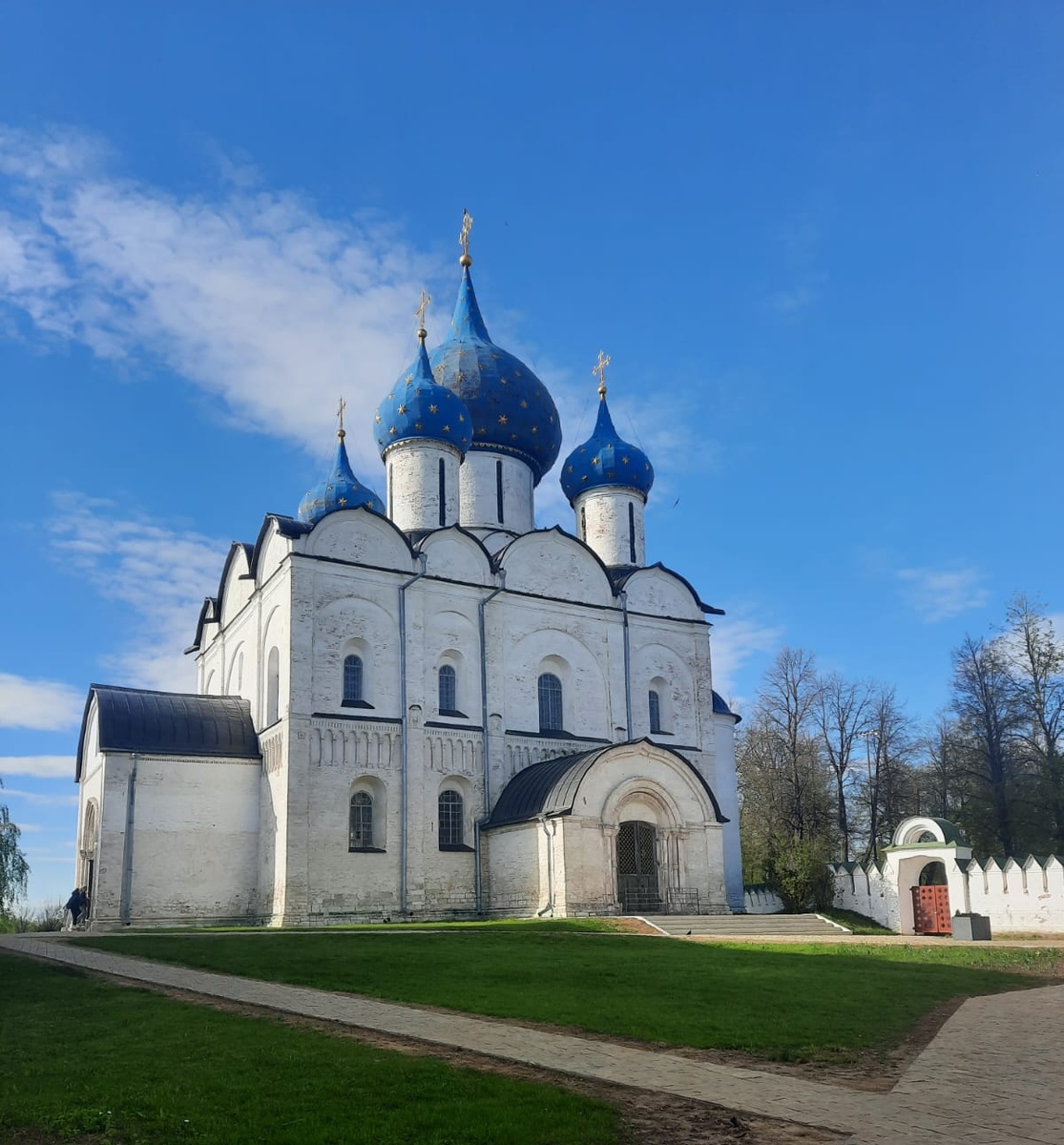 Собор Рождества Богородицы. Примечательно, что фасад украшают фигуры львов, больше похожие на котят. Дело в том, что строившие сооружение зодчии не очень хорошо представляли как выглядит этот чудной заморский зверь