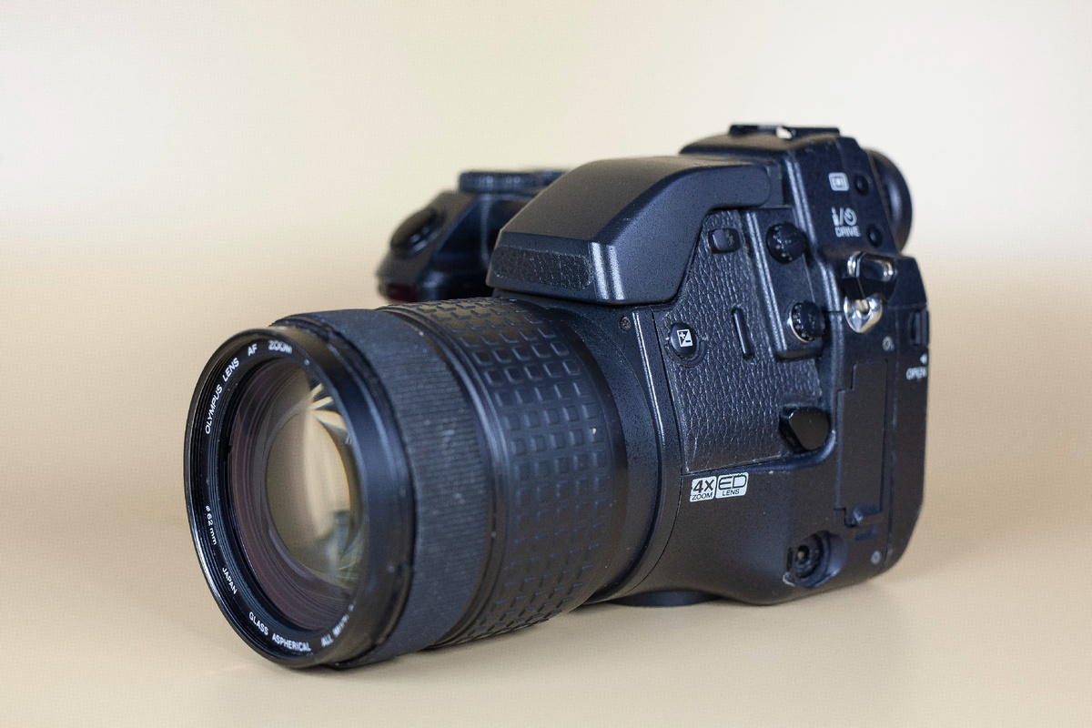Olympus E-20 из моей коллекции. Внешний вид немного изменён наклейками.