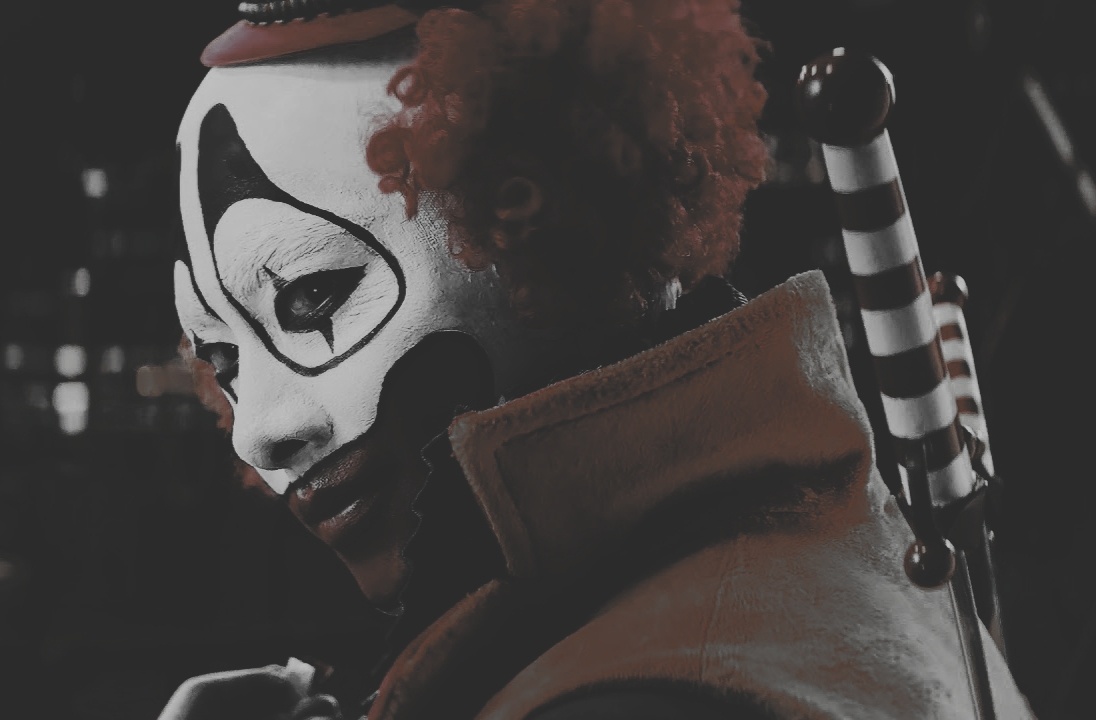 ГГ представляет себя клоуном, который справляется с кучей злодеев. 