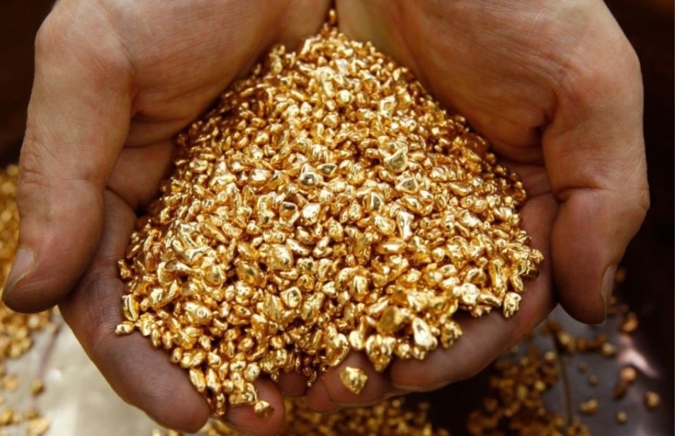 💫Анализ: 
⚡️Полюс vs Южуралзолото⚡️

Макроэкономика:  
Золото обновило исторический максимум 31 января 2025 года из-за экономических рисков (торговые войны, инфляция). Это поддерживает спрос на золото и акции золотодобытчиков.

#Полюс:  
- Плюсы: Лидер отрасли, высокие дивиденды, рентабельность капитала 277,5%, проект «Сухой Лог» (запуск в 2028, рост добычи на 60–70%).  
- Минусы: Зависимость от цен на золото и налоговой политики.  
- Цель на 2025 год: 20 000 рублей (+17%).  

#Южуралзолото:  
- Плюсы: Низкий EV/EBITDA (7,1), потенциал роста акций, возможные дивиденды.  
- Минусы: Снижение добычи на 11% в 2024 году, судебные споры.  
- Цель на 2025 год: 1,1 рубль (+28%).  

- Долгосрочно: Полюс — стабильный выбор.  
- Краткосрочно: Южуралзолото — выше потенциал роста.  

Выбор зависит от вашего горизонта инвестиций.