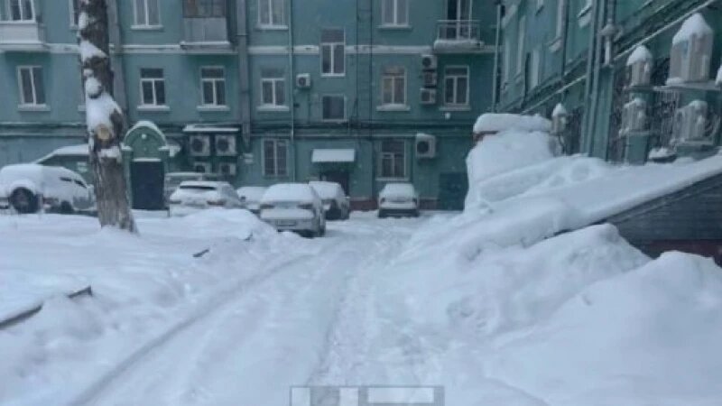     Двор на проспекте Ленина 73 «Черное и Белое Барнаул»