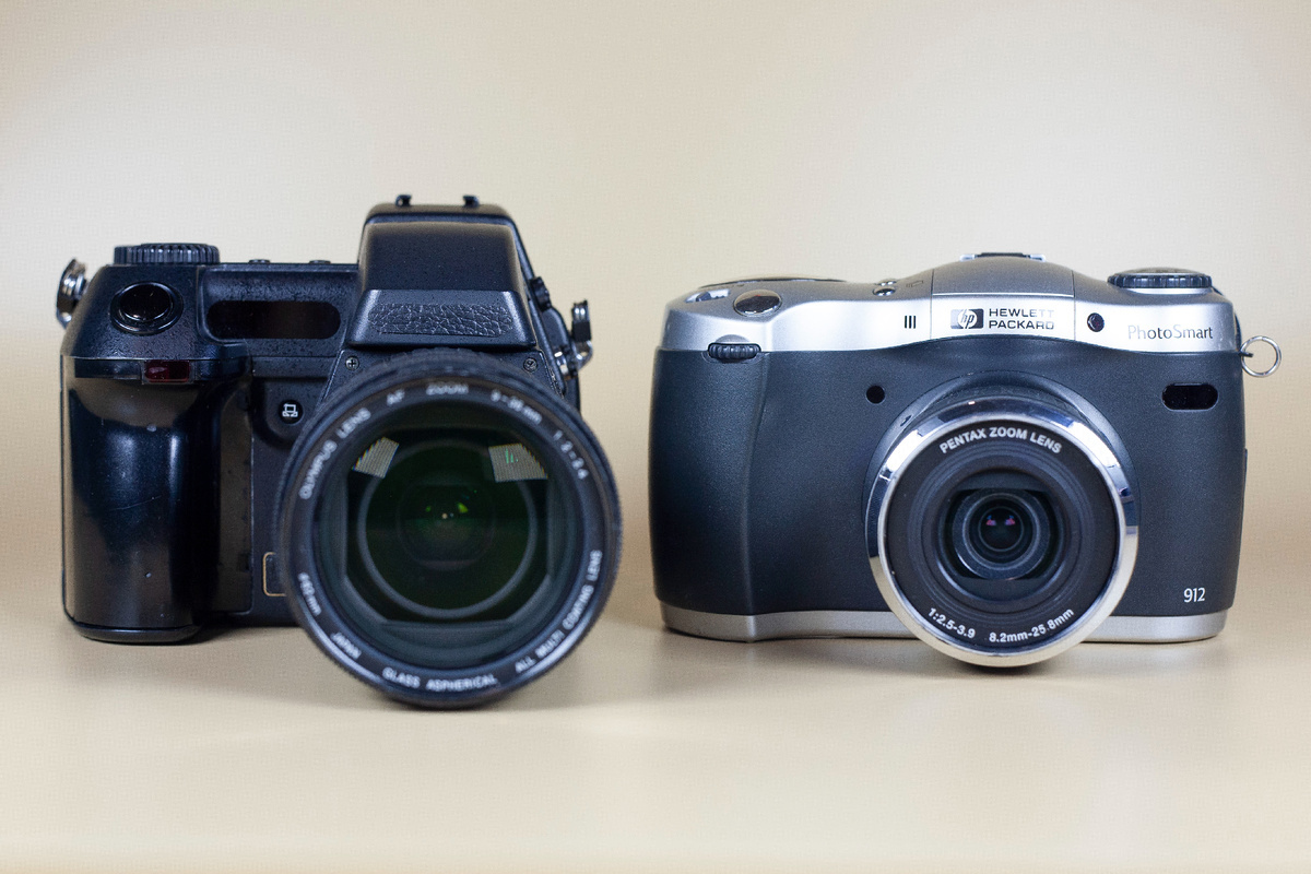 Olympus Camedia E-20 и HP Photosmart C912 (справа)