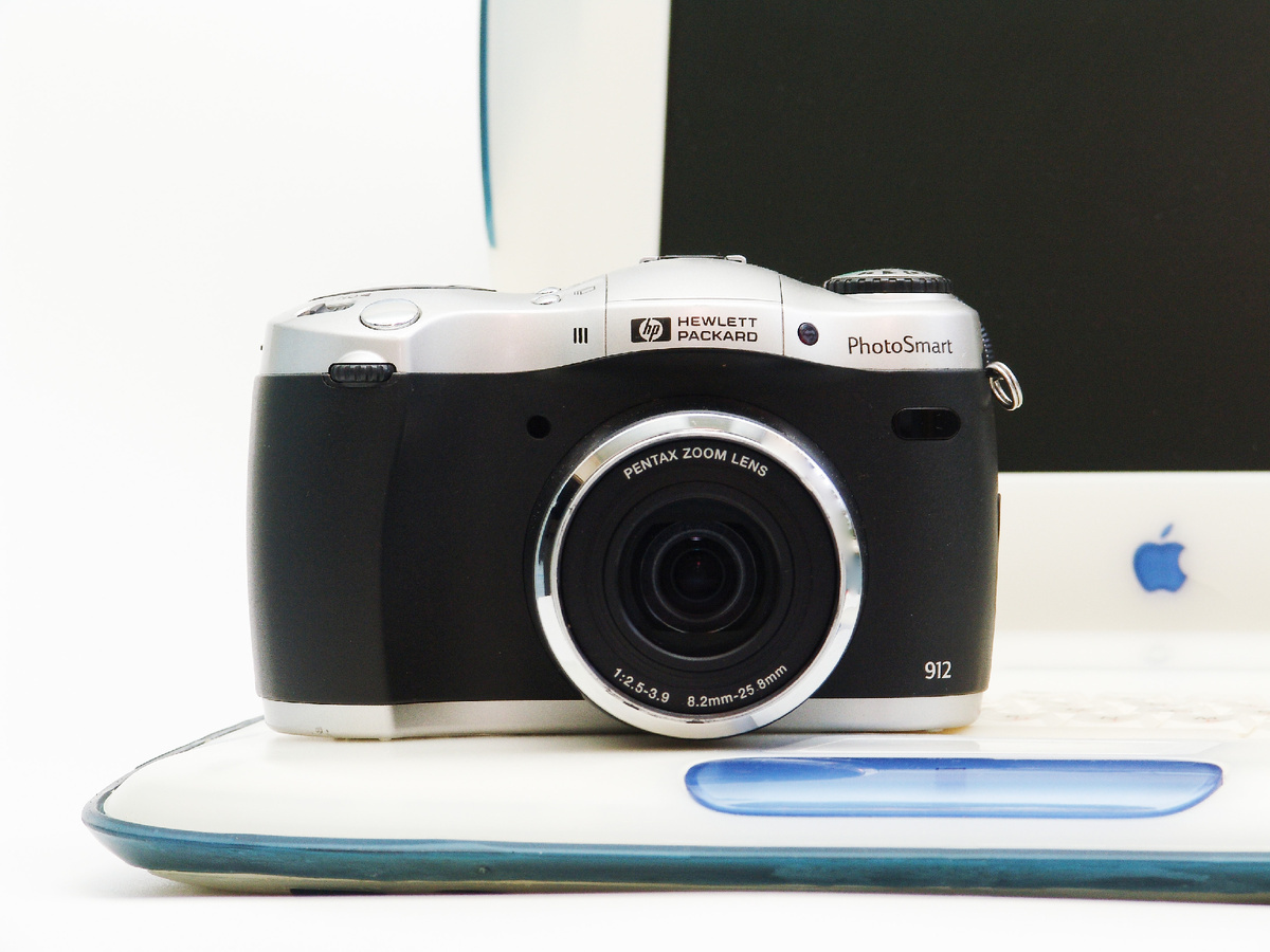 HP Photosmart C912 на фоне моего Apple iBook G3 Clamshell