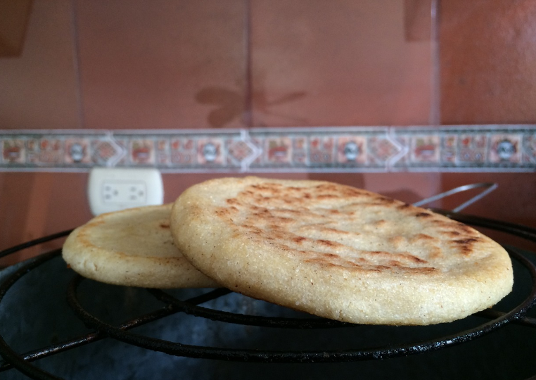 Колумбийская арепа - вкусная лепешка из кукурузной муки. Фото из открытых источников.