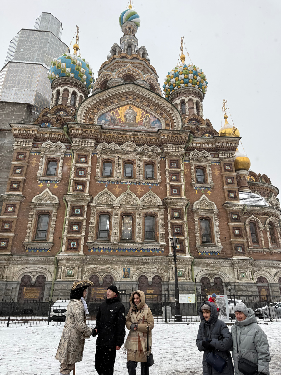 Императора убили в 1881 году. Спустя два года здесь начали строить Храм 