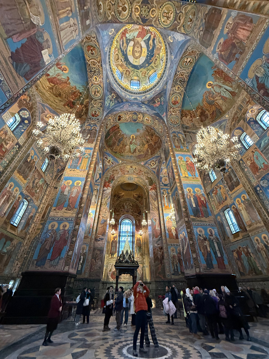 Ежедневно храм посещают сотни туристов 