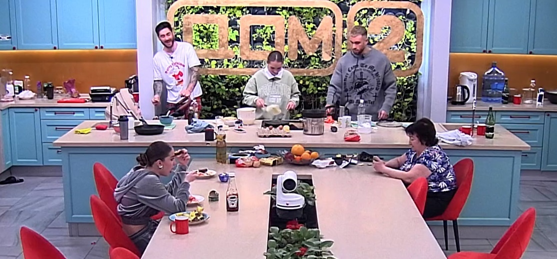 общая кухня (фото из эфира на «Okko»)