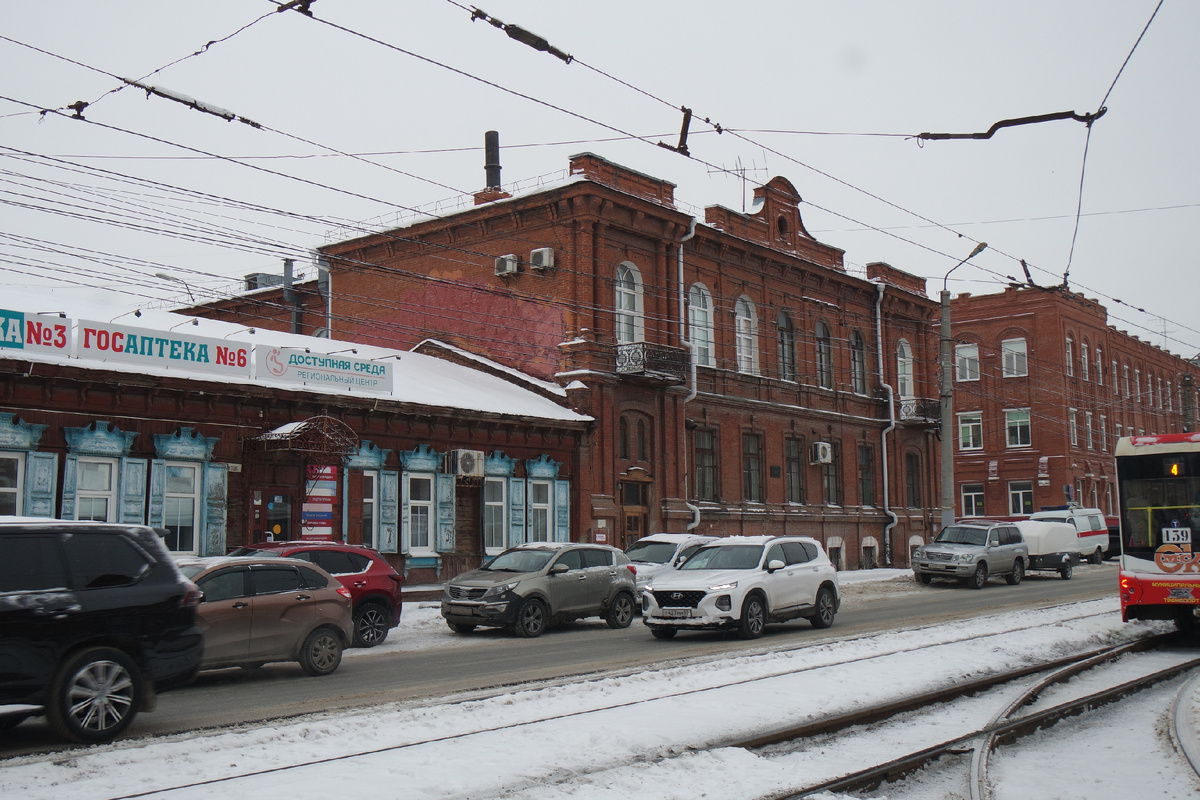 на улице Лермонтова, где трамвайное кольцо