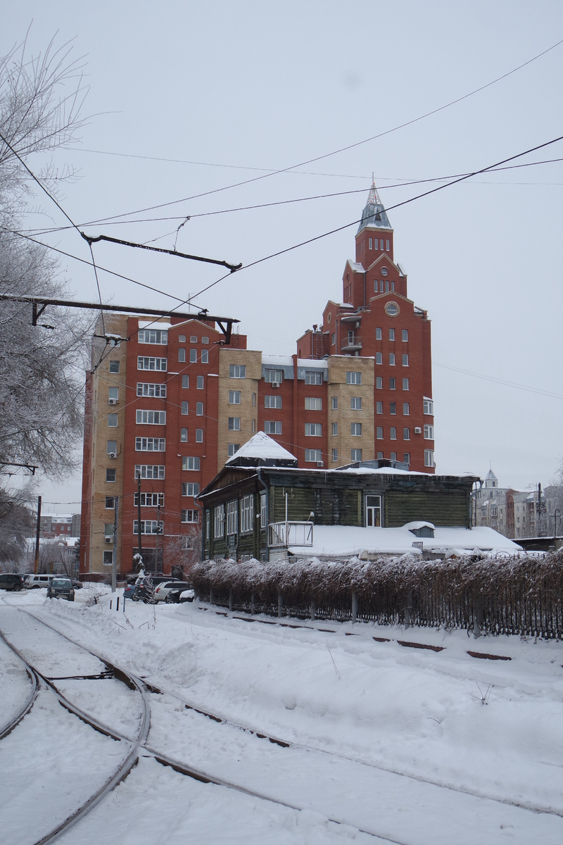 вообще этих башен две - и они являются доминантами района, если издалка смотреть, но здесь они теряют своё значение, ибо смотришь только "нижний уровень" - двухэтажные деревянные дома, которые здесь все разные!