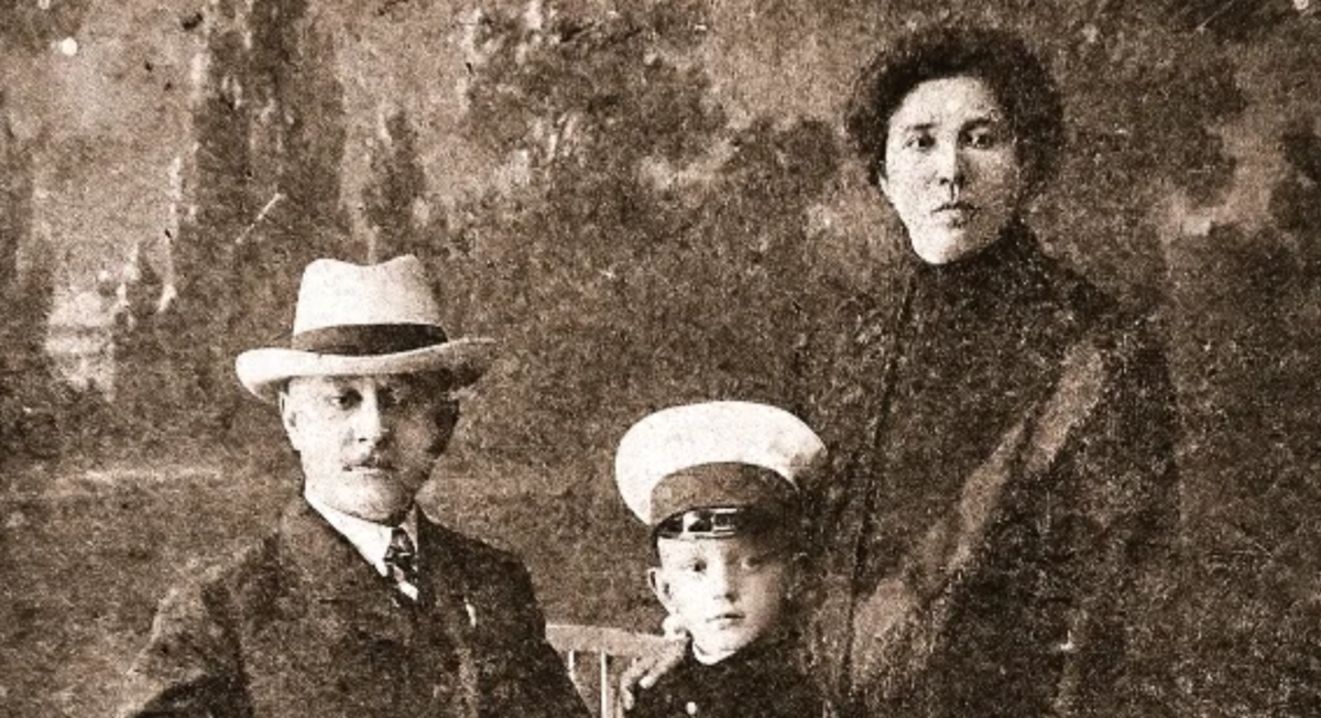 Михаил Шолохов с родителями