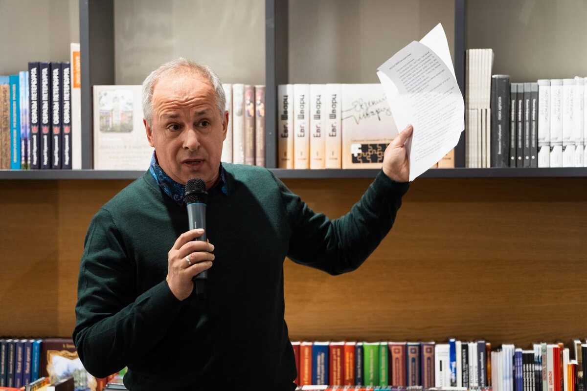 Актер Михаил Черняк на презентации читал отрывки из романа "Все их деньги" А. Теплицкой