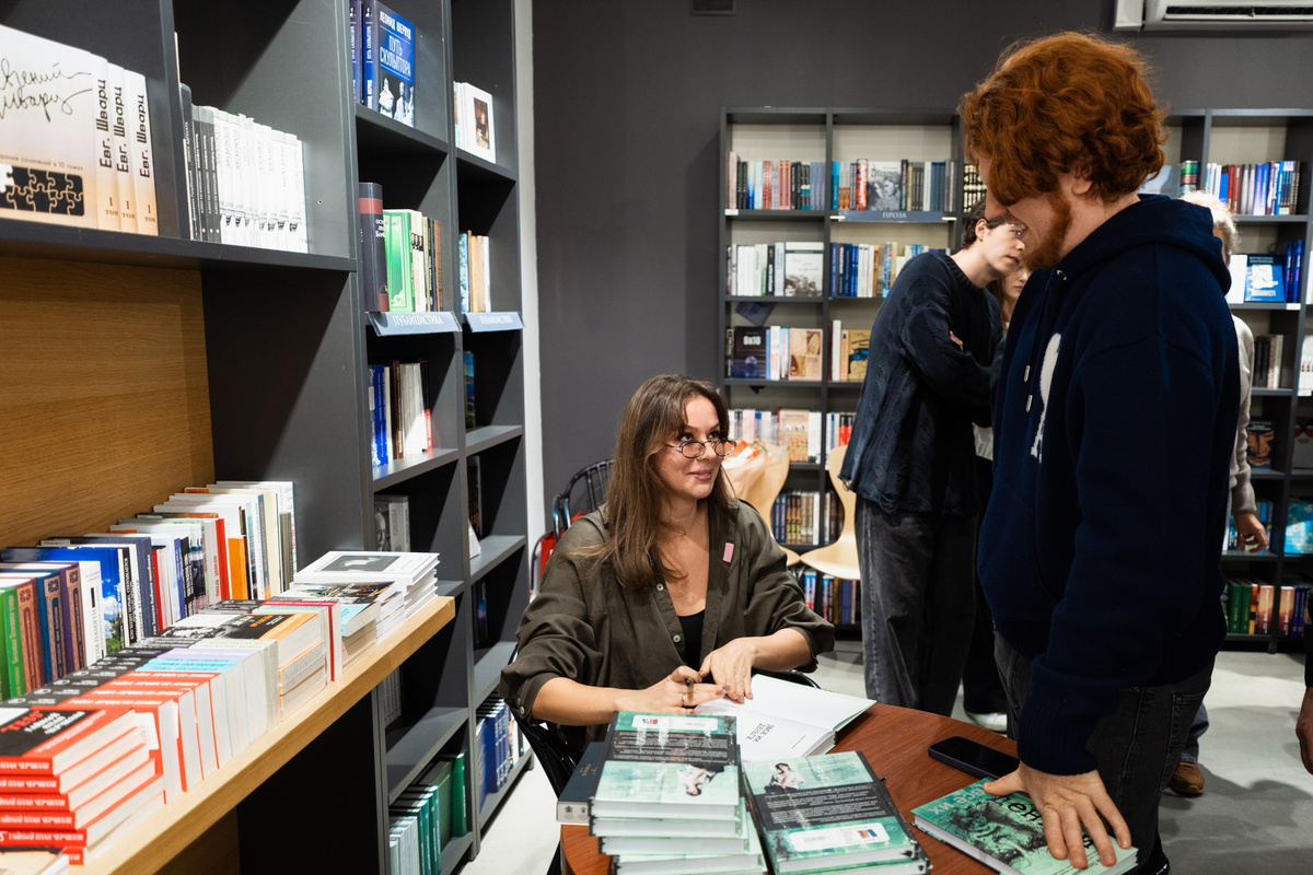 Анна Теплицкая на презентации в Книжной лавке писателей на Невском, Санкт-Петербург