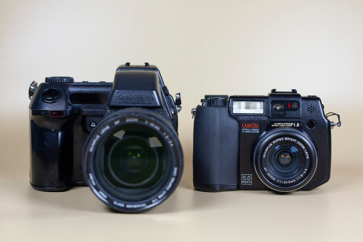 Olympus Camedia E-20 (слева) и Olympus Camedia C-5050 Zoom