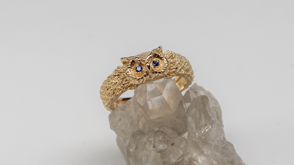 Золотое кольцо с синими бриллиантами “Сова”