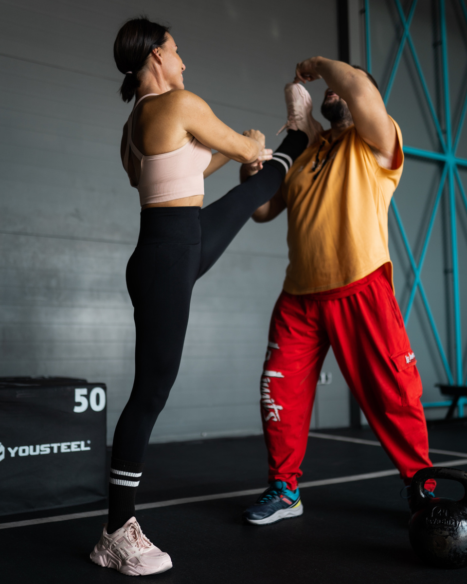 Это не занятие по растяжке , это Вика выпендривается)