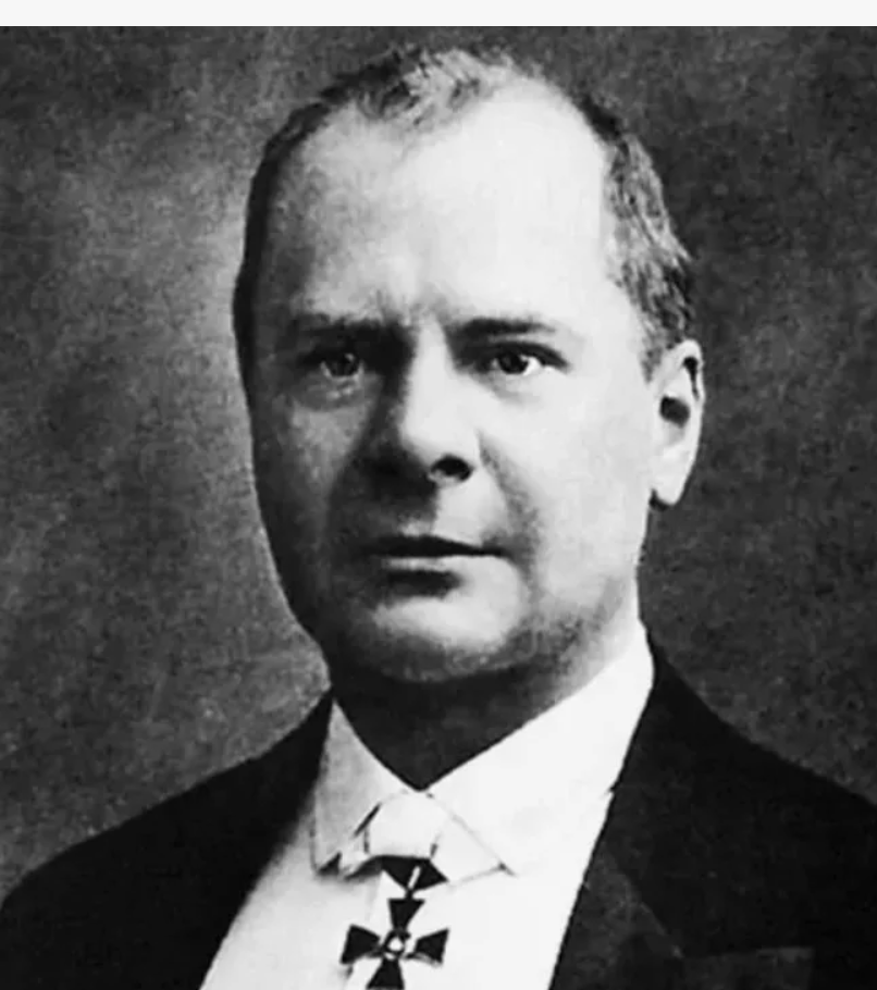 А на Тверской в дворце роскошном Елисеев

Привлек толпы несметные народа

Блестящей выставкой колбас, печений, лакомств…

Ряды окороков, копченых и вареных,

Индейки, фаршированные гуси,

Колбасы с чесноком, с фисташками и перцем,

Сыры всех возрастов — и честер, и швейцарский,

И жидкий бри, и пармезан гранитный… Стихи, написанные Владимиром Алексеевичем Гиляровским на открытие Елисеевского магазина в Москве