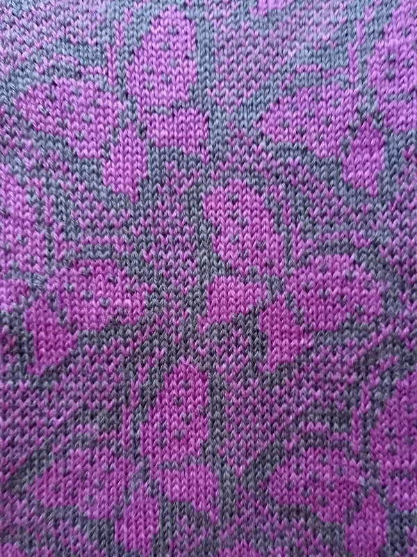 Образец связан на плотности 6 на вязальной машине Silver Reed SK 840. Узор №7  из Галереи KS4.