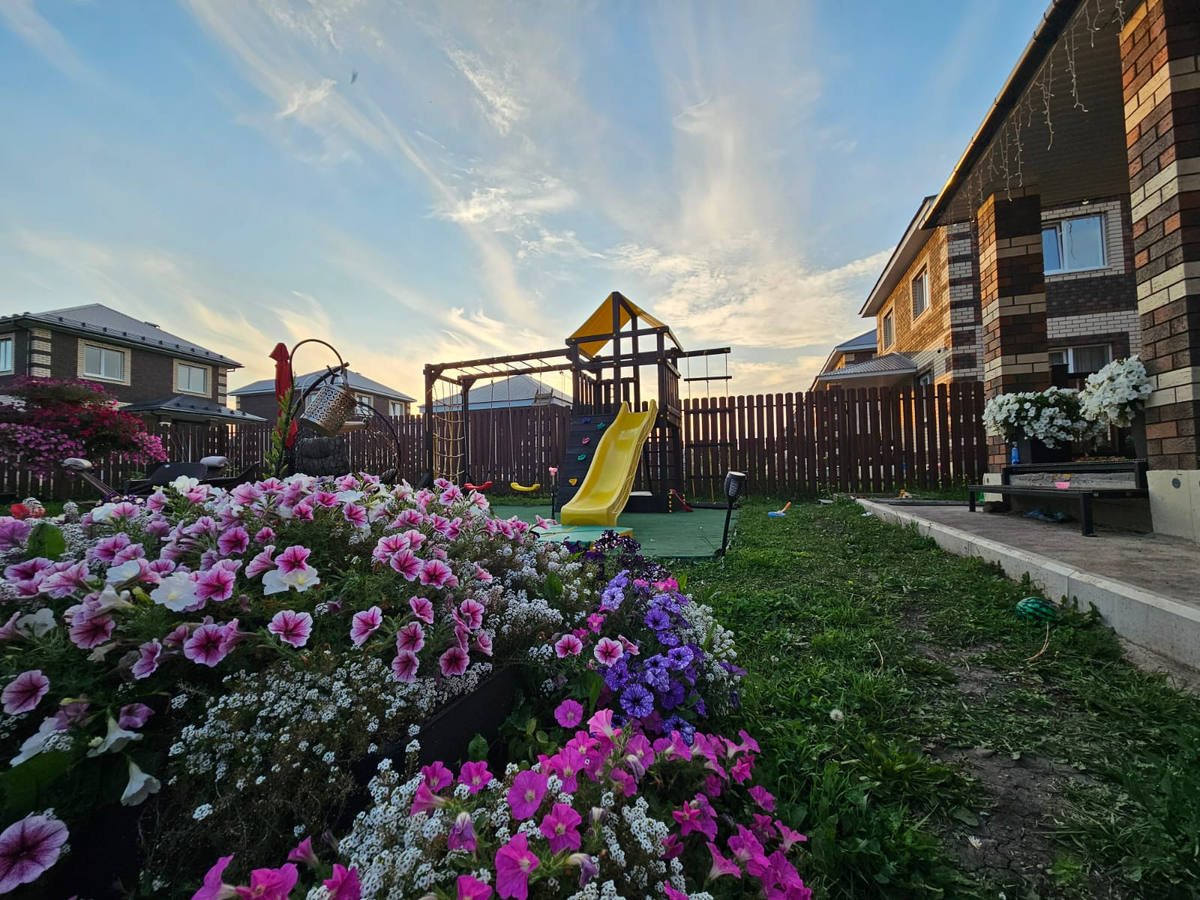 Без цветов любой участок становится совсем грустным