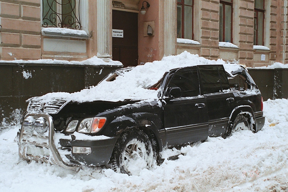    По мнению суда, за падение снега и льда с крыши отвечают либо хозяин здания, либо коммунальщики. / РИА Новости