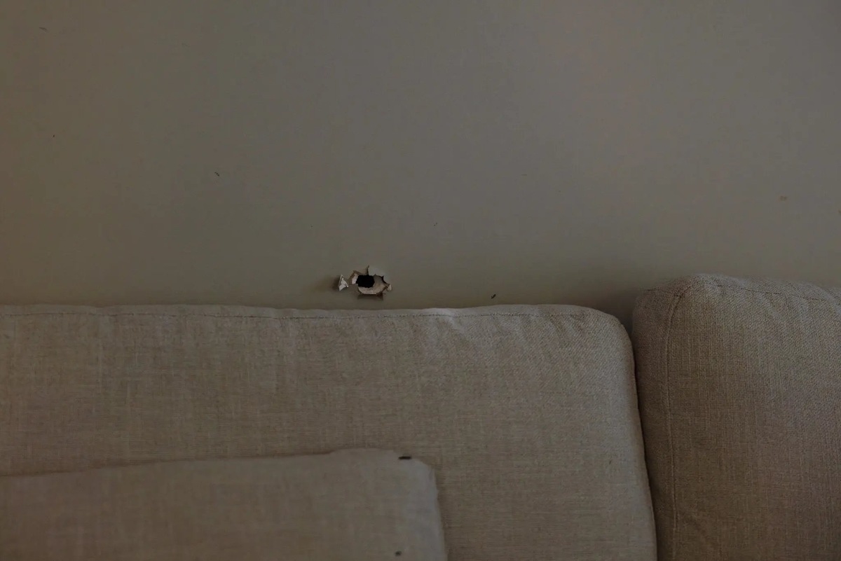 Пулевое отверстие в стене гостиной дома г-на Жобера. Двое мужчин были обвинены в вымогательстве и преследовании.
Фото: NYT