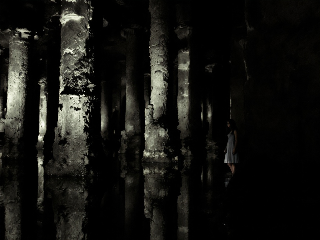 Подземный дворец Еребатан, с призраком женщины в белом платье