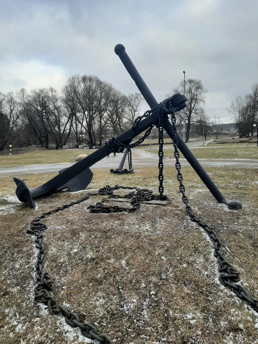 Ривьера. Якорь - символ первопроходцев моряков Гардарики. Когда-то нашим пращурам "можаху" ходить вдоль рек по волокам и перетаскивать товар, а затем выходить к морю и дальше с товаром "ходить по морю". Отсюда у русских моряков есть понятие - "по морю ходят, а не плавают". В память тех ходоков по рекам, затем покоряющих морские просторы, администрация города Можайск в 2017 году установила морской якорь с Балтийского залива