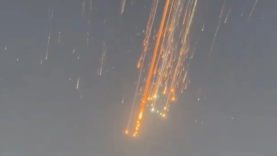 Обломки космического корабля Starship (IFT-7) падают с неба. Источник: space.com