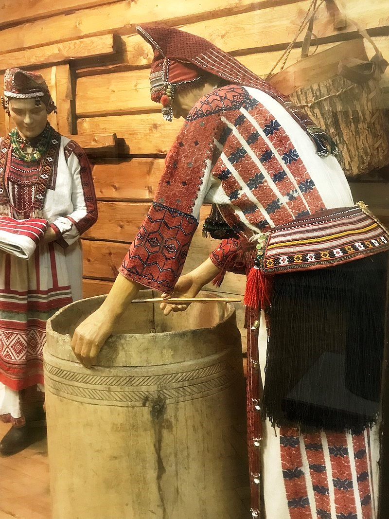 Так собирали в «венчамонь парь» приданое эрзянской девушки. Автор фото из коллекции Российского этнографического музея Андрей ПЕТРОВ.