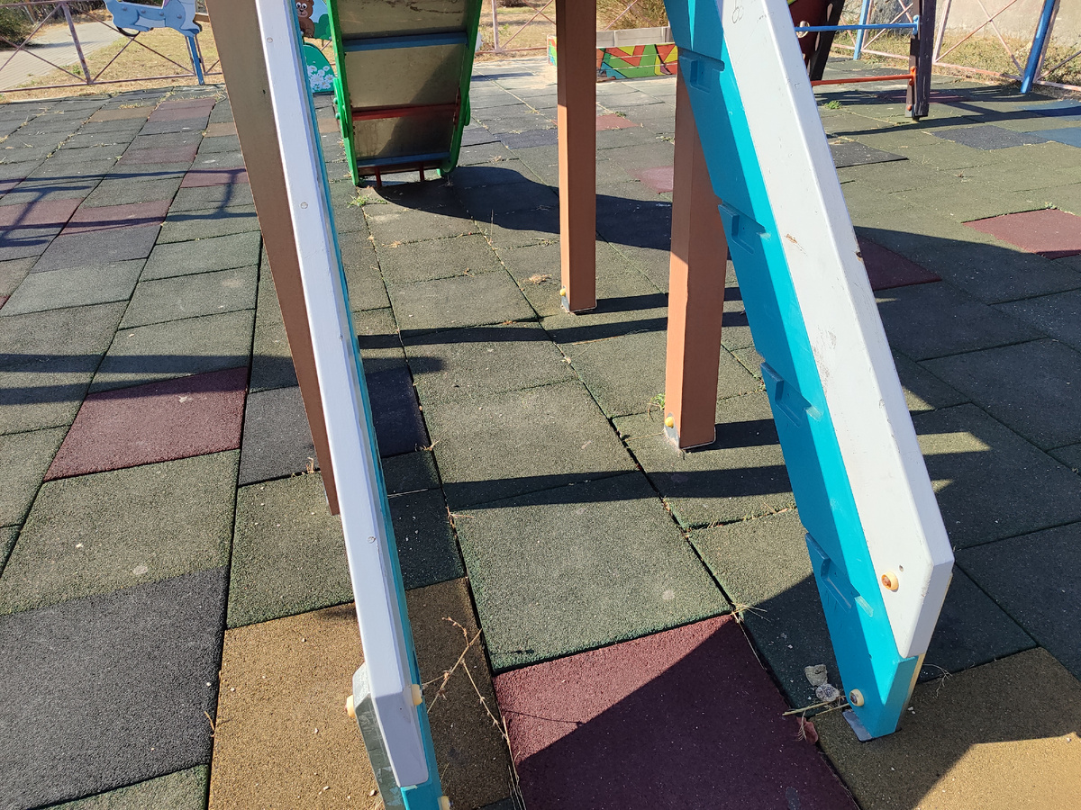 Невидимые ступени нужны чтобы эффективнее собирать мусор на площадке . Фото автора.