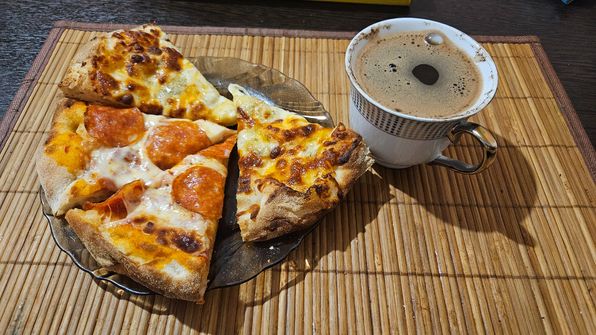 Завтрак. Пицца, кофе. 333 ккал.