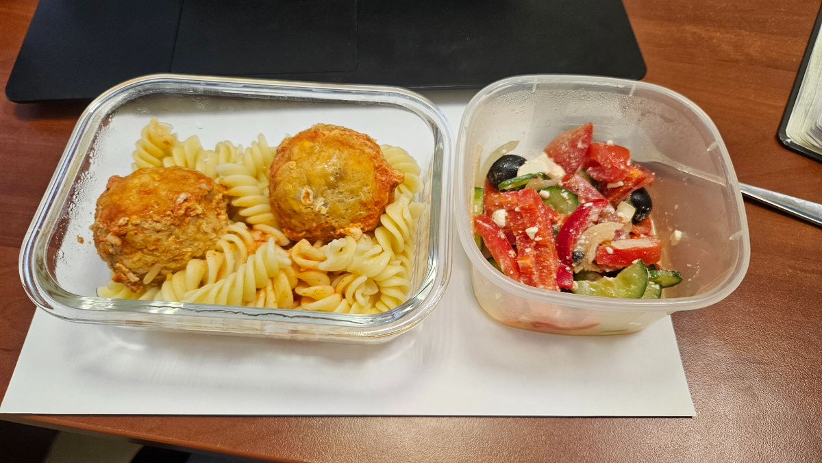 Обед. Макароны с тефтелями, грек салат. 523 ккал.