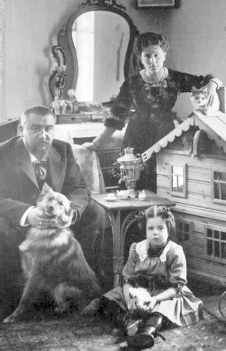 Ксения Куприна с родителями в детстве