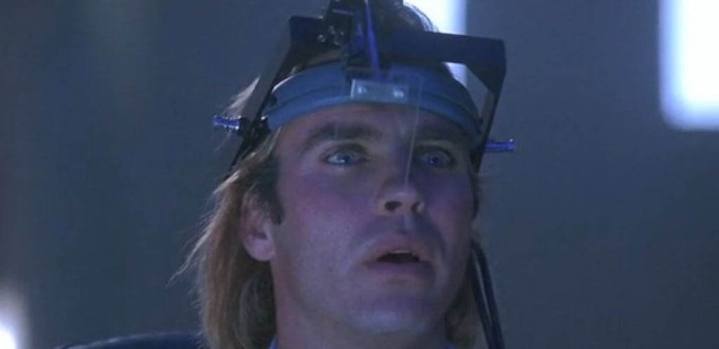 кадр из фильма "Газонокосильщик" 1992г.