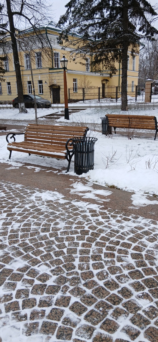 Лавочки в ожидании отдыхающих